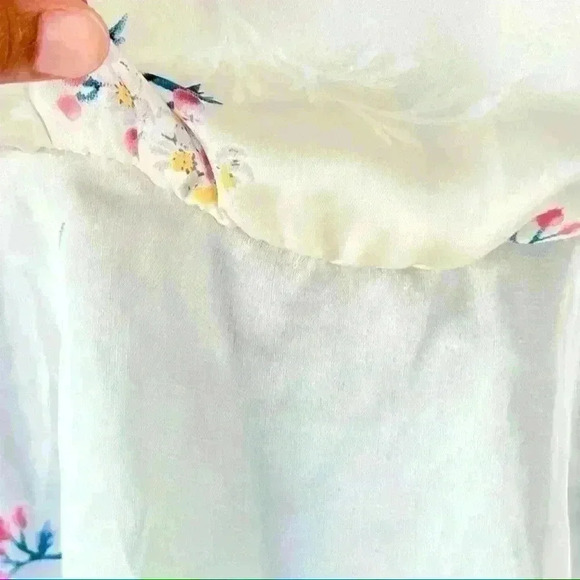 LUSH WHITE  FLORAL SATIN SLEEVELESS TOP SIZE SMALL - Picture 3 of 6